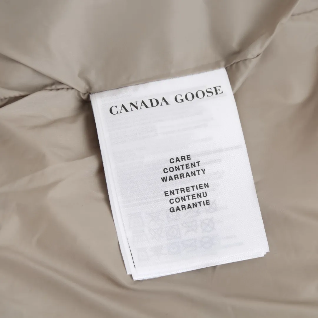 P710 [Exclusive supply] Canada Goose Black Label Badge Down Vest (Khaki) The high-quality filling is made of 90 national standard high-quality white duck down, selected high-loft velvet, weighing 160g, light and warm, with excellent temperature locking performance and good resilience. The fabric is made of high-quality protective nylon fabric, which not only enhances the wear resistance of the surface, but also takes into account wind resistance, ensuring excellent performance in various harsh weather conditions. Three-dimensional quilting technology and precise thread reinforcement prevent lint from being drilled and ensure that the fluffy and resilient elasticity lasts like new. The ribbon is woven with polyester as the base, and the brand letters are decorated on the ribbon through high-precision computer embroidery. The edges of the pattern are clear, the stitches are fine and even, and multiple layers of embroidery thread are stacked to enhance the three-dimensional effect. Size:S-M-L-XL